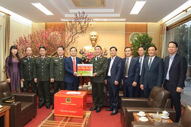 Thứ trưởng Trần Quốc Tỏ thăm và chúc tết tại Tỉnh ủy Thái Nguyên.