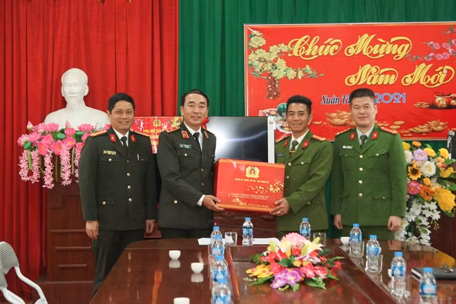 Thứ trưởng Trần Quốc Tỏ thăm, chúc tết và kiểm tra công tác đảm bảo ANTT tại Công an xã Tân Quang, thành phố Sông Công.