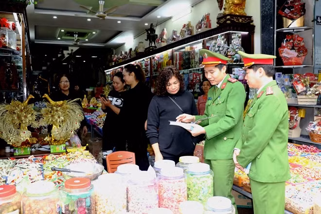 Phòng Cảnh sát Phòng cháy chữa cháy và Cứu nạn cứu hộ phối hợp với Công an TP.Thanh Hóa tuyên truyền, phổ biến kiến thức về Phòng cháy, chữa cháy và cứu nạn, cứu hộ cho các hộ kinh doanh tại chợ Vườn Hoa.