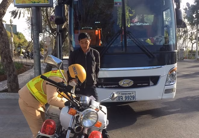 CSGT Công an TP Đà Lạt xử lý xe khách mang biển kiểm soát Lào vi phạm.