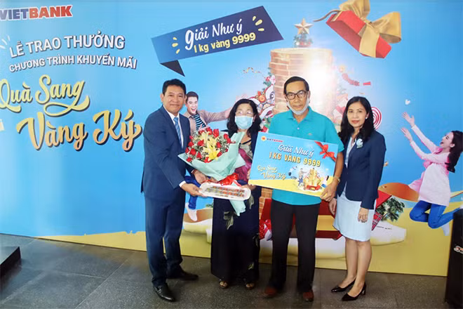Bà Thái Thị Kim Tâm gửi tiết kiệm tại Vietbank trúng 1 kg vàng. Bà Thái Thị Kim Tâm gửi tiết kiệm tại Vietbank trúng 1 kg vàng.