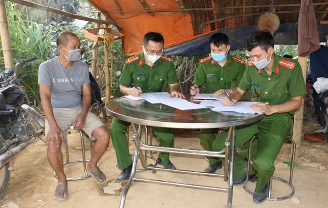 Lực lượng Công an lập biên bản về hành vi khai thác khoáng sản trái phép đối với Trần Văn Bảy.