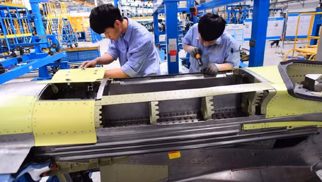 Lắp ráp máy bay C-919 tại một cơ xưởng của COMAC.