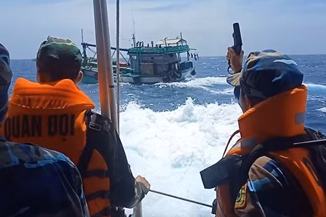 Cảnh sát biển nổ súng yêu cầu tàu cá vận chuyển trái phép 3.000 lít dầu dừng lại để kiểm tra.