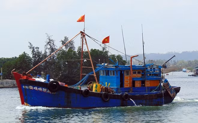 Tàu cá ngư dân xã Bình Châu (Quảng Ngãi) trên đường ra khơi.