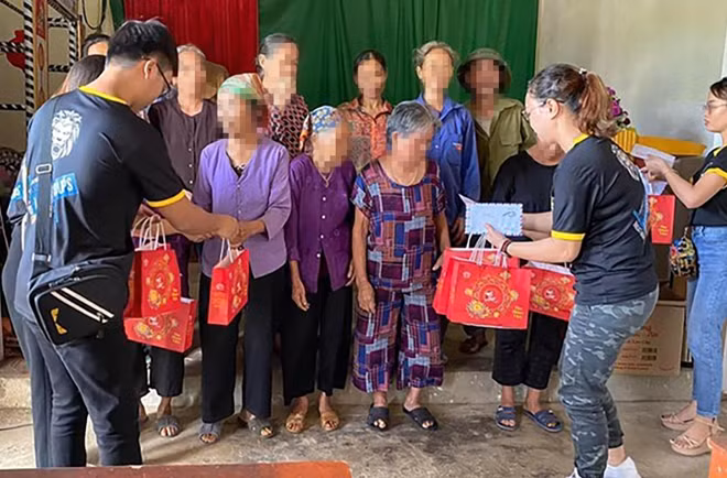 Thành viên của Lion Group thường xuyên tặng quà để tạo lòng tin, tiếp cận và lôi kéo khách hàng.