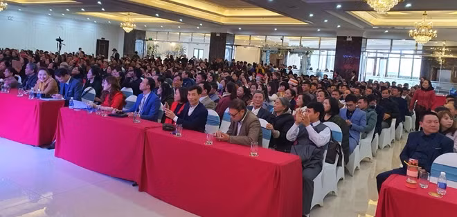 Buổi hội thảo có hàng nghìn người tham gia để lôi kéo thành viên của một mô hình forex biến tướng đa cấp.