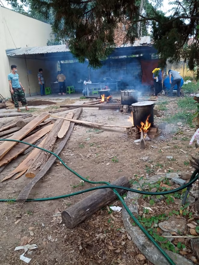 Hoạt động nấu bánh chưng ngày Tết tại khu cách ly thị xã Ayun Pa.