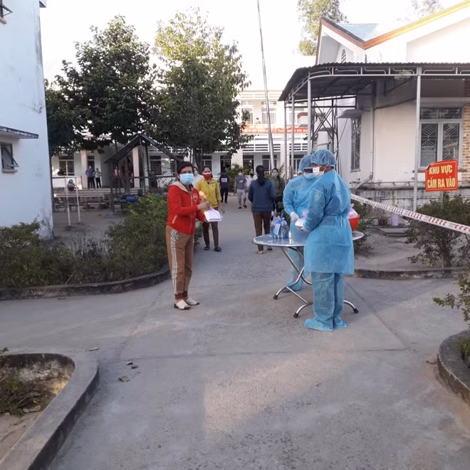 Phát cơm cho người dân tại khu cách ly thị xã Ayun Pa.