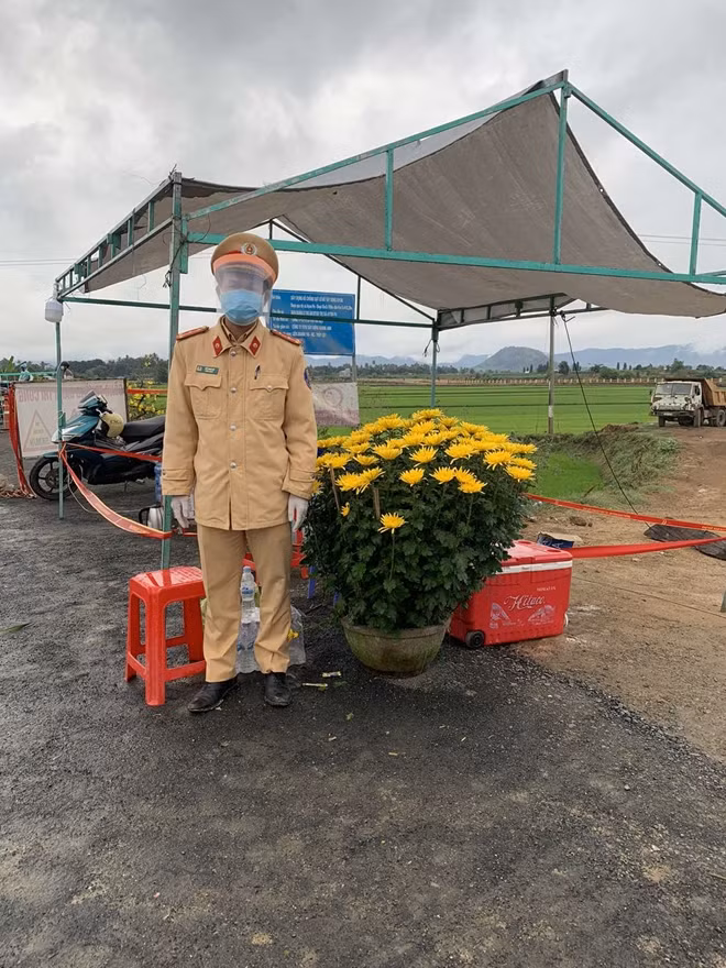 Chốt trực của lực lượng chức năng được tặng hoa để mang không khí Tết đến cán bộ, chiến sỹ đang làm nhiệm vụ tại vùng dịch.