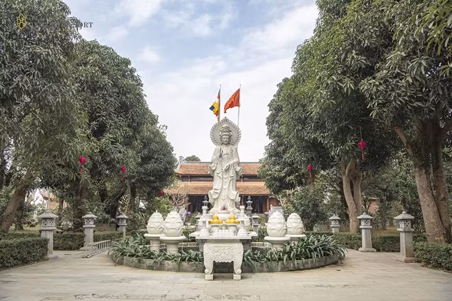 Bên cạnh các hoạt động vui chơi, giải trí đầy sắc màu, du khách tại mỗi quần thể nghỉ dưỡng FLC còn có thể đi chùa đầu năm, ghé thăm cầu phúc.