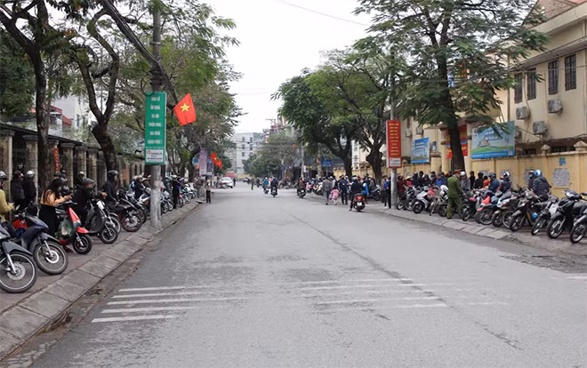 Các bậc phụ huynh đưa đón học sinh xếp hàng, dừng đỗ phương tiện đúng nơi quy đinh.