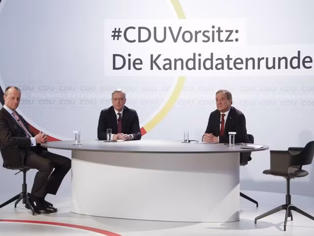 Ông Armin Laschet, ông Norbert Rottgen và ông Friedrich Merz (từ phải sang) trong một lần tranh luận trực tiếp để giành vị trí Chủ tịch CDU. Ông Armin Laschet, ông Norbert Rottgen và ông Friedrich Merz (từ phải sang) trong một lần tranh luận trực tiếp để giành vị trí Chủ tịch CDU.