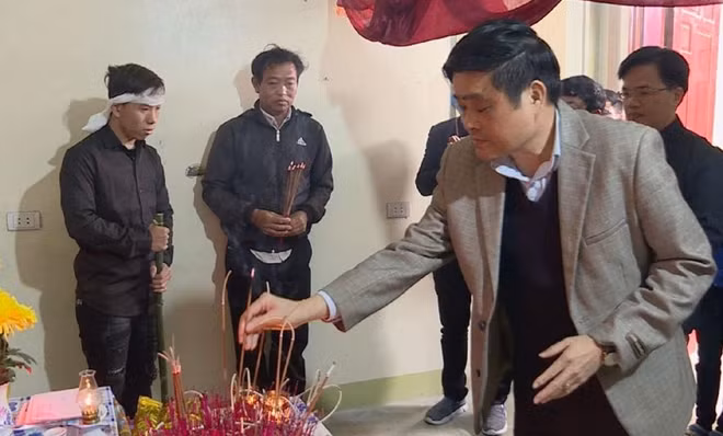 Đoàn công tác Bộ LĐ-TB&XH thắp hương chia buồn tại các gia đình có nạn nhân tử vong.