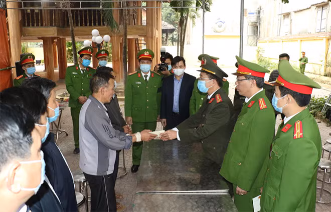 Đại tá Phạm Quang Tuyểntrao 50 triệu đồng hỗ trợ gia đình đồng chí Vi Văn Luân.