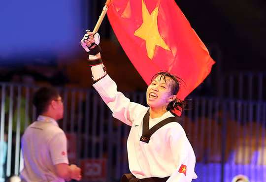 Kim Tuyền ăn mừng tấm huy chương bạc lịch sử của Taekwondo ở giải vô địch thế giới 2017. Kim Tuyền ăn mừng tấm huy chương bạc lịch sử của Taekwondo ở giải vô địch thế giới 2017.