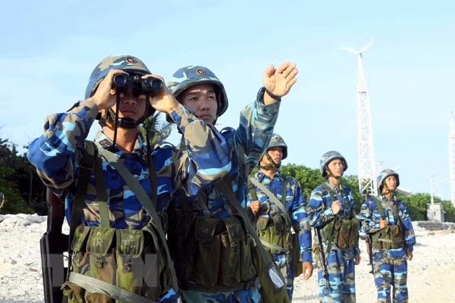 Lực lượng hải quân đánh bộ bảo vệ đảo Trường Sa thường xuyên nâng cao cảnh giác, ngày đêm tuần tra bảo vệ chủ quyền biển, đảo thiêng liêng của Tổ quốc. (Ảnh: Minh Đức/TTXVN)