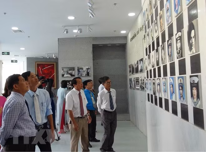 Người dân và du khách tham quan Bảo tàng ngầm - nơi lưu giữ những hiện vật liên quan đến cuộc đời và thân nhân của 64 chiến sỹ hy sinh tại Gạc Ma năm xưa, tại Khu Tưởng niệm chiến sỹ Gạc Ma ở xã Cam Hải Đông, huyện Cam Lâm (tỉnh Khánh Hòa). (Ảnh: Phan Sáu/TTXVN)