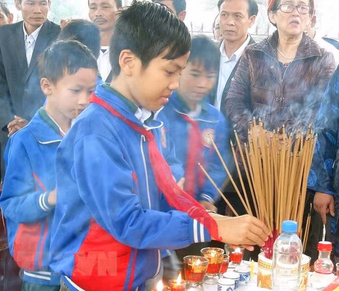 Thế hệ trẻ tỉnh Quảng Bình dâng hương tri ân 64 liệt sỹ đã hy sinh trong trận Gạc Ma. (Ảnh: Đức Thọ/TTXVN)