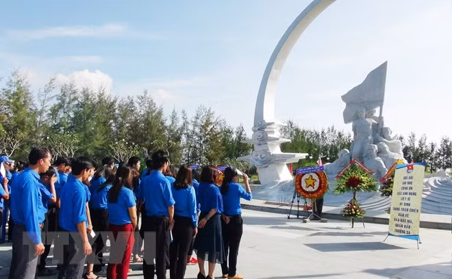 Đoàn viên thanh niên tỉnh Khánh Hòa dâng hương tại Khu Tưởng niệm chiến sỹ Gạc Ma ở xã Cam Hải Đông, huyện Cam Lâm (tỉnh Khánh Hòa). (Ảnh: Phan Sáu/TTXVN)
