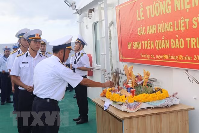 Các chiến sỹ Lữ đoàn hải quân 146 thắp hương tưởng niệm các liệt sỹ hải quân đã anh dũng hy sinh trong cuộc chiến đấu bảo vệ chủ quyền biển đảo Tổ quốc ở Gạc Ma, Cô Lin, Len Đao thuộc quần đảo Trường Sa của Việt Nam. (Ảnh: Nguyễn Văn Nhật/TTXVN)