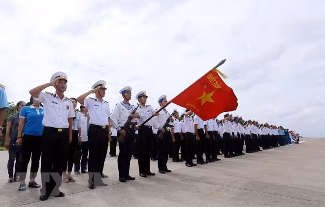 Các thế hệ chiến sỹ Trường Sa ngày đêm nâng cao cảnh giác, huấn luyện sẵn sàng chiến đấu, quyết tâm bảo vệ độc lập, chủ quyền biển đảo và toàn vẹn lãnh thổ thiêng liêng của Tổ quốc. (Ảnh: Danh Lam/TTXVN)