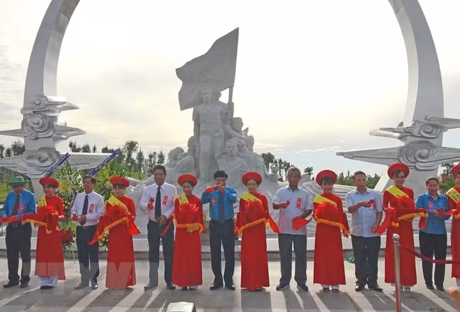 Lễ khánh thành Khu Tưởng niệm chiến sỹ Gạc Ma, ngày 15/7/2017, tại xã Cam Hải Đông, huyện Cam Lâm (tỉnh Khánh Hòa) nhằm ghi công và tri ân 64 chiến sỹ hải quân nhân dân đã hy sinh trong cuộc chiến đấu bảo vệ chủ quyền biển đảo Tổ quốc ở đá Gạc Ma ngày 14/3/1988. (Ảnh: Nguyên Lý/TTXVN)