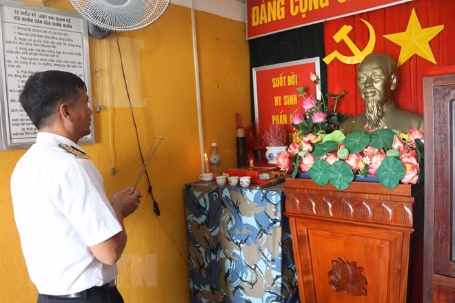 Bàn thờ Bác Hồ của cán bộ, chiến sỹ bảo vệ đảo Cô Lin. (Ảnh: Nguyễn Văn Nhật/TTXVN)