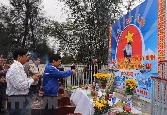 Các cựu binh, đồng đội, người thân tại lễ dâng hương tri ân 64 chiến sỹ hy sinh trong trận chiến đấu bảo vệ chủ quyền biển đảo Tổ quốc ở Gạc Ma, tại Nghĩa trang liệt sỹ phường Quảng Phúc, thị xã Ba Đồn, tỉnh Quảng Bình. (Ảnh: Mạnh Thành/TTXVN)