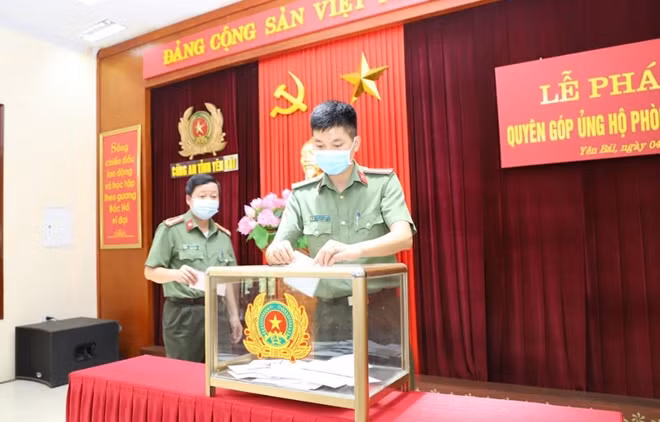 CBCS Công an tỉnh Yên Bái tham gia ủng hộ Công an tỉnh Bắc Giang chống dịch COVID-19.
