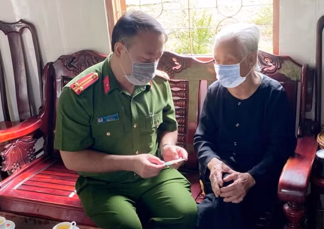 Trung tá Nguyễn Hữu Đức, Phó Giám đốc Công an tỉnh Đắk Nông tận tay trao thẻ CCCD cho Mẹ Việt Nam Anh hùng Hoàng Thị Khiết.