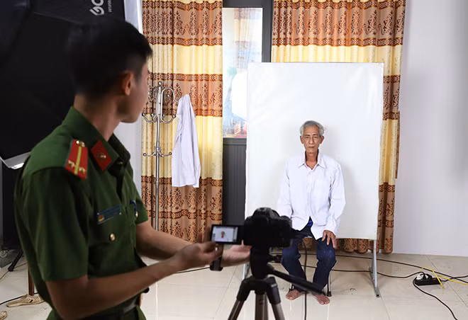 Chuẩn bị trang phục, chụp ảnh cho công dân.