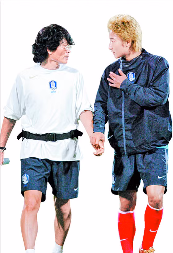 Ông Choi Ju Young điều trị cho Lee Chun Soo ở năm 2002. Ông Choi Ju Young điều trị cho Lee Chun Soo ở năm 2002.