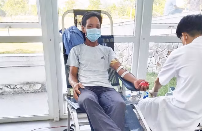 Anh Nguyễn Văn Hóa hiến máu cứu bệnh nhân đang trong cơn nguy kịch.