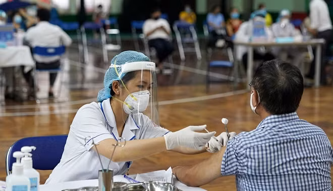 Chính phủ tiếp tục ưu tiên phân bổ vaccine phòng COVID-19 cho TP Hồ Chí Minh và các tỉnh lân cận. Ảnh: Độc Lập