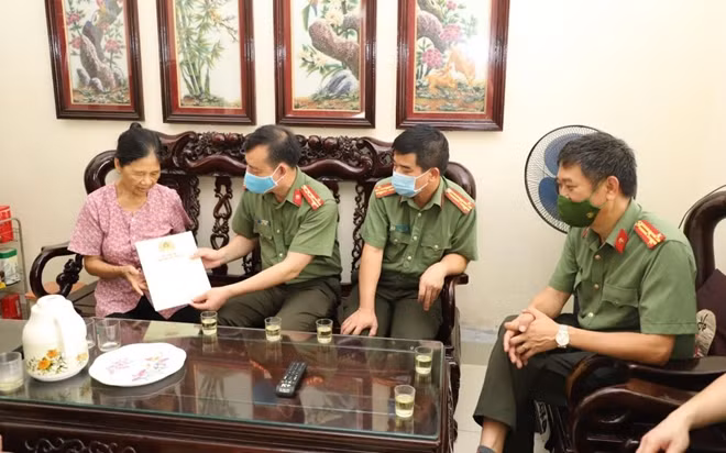 Đồng chí Đại tá Đinh Xuân Thiệp - Phó Giám đốc Công an tỉnh Yên Bái thăm và tặng quà gia đình nguyên Lãnh đạo Công an tỉnh.
