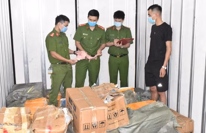 Lực lượng Công an kiểm tra tang vật, đứng bên cạnh là tài xế Nông Thanh Thân (áo đen).