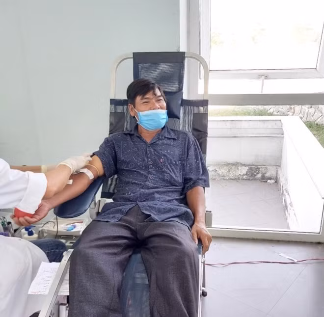 Anh Văn Sinh đã 69 lần hiến máu cứu người.