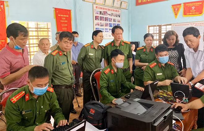 Đại tá Nguyễn Tiến Nam - Giám đốc Công an tỉnh Quảng Bình kiểm tra công tác cấp CCCD lưu động tại địa bàn huyện Quảng Ninh.