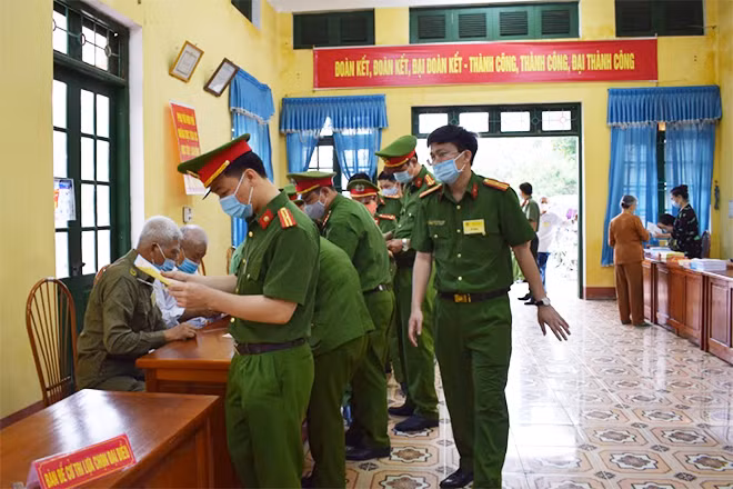 cán bộ chiến sỹ tham gia bầu cử tại khu vực bỏ phiếu “Khu phố Nhân Dục”, phường Hiến Nam, TP Hưng Yên.