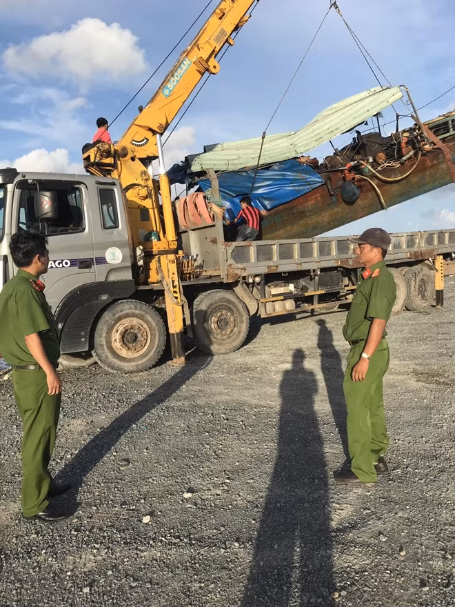 Công an tỉnh Kiên Giang phối hợp với các đơn vị chức năng bắt một vụ bơm hút cát trái phép từ biển tại xã Hàm Ninh, huyện Phú Quốc, Kiên Giang.
