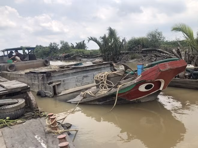 Tang vật ghe thuyền hút cát trái phép bị bắt giữ tại khu vực Đồng Nai.