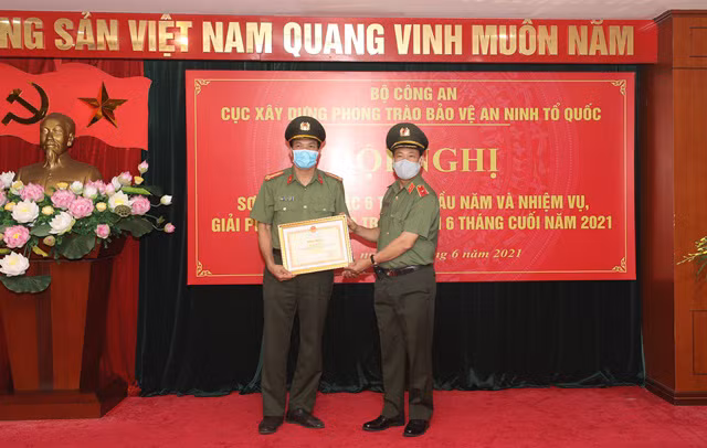Thứ trưởng Lê Tấn Tới trao Bằng khen của Bộ Công an tặng Đại tá Lê Trọng Phúc, Phó Cục trưởng đã có thành tích xuất sắc trong thực hiện Đề án 05/ ĐA-TCAN của Bộ Công an.