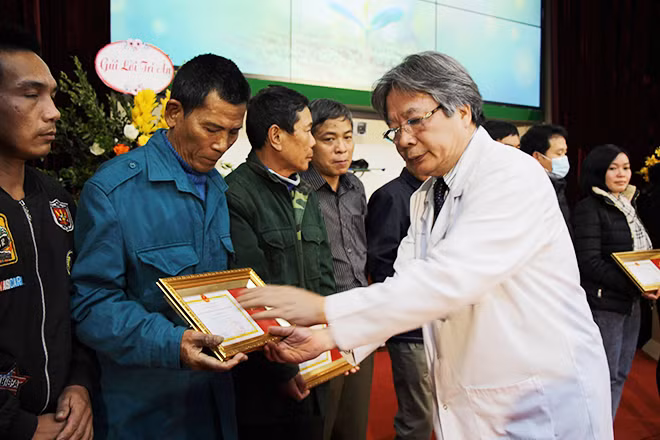 Ông Lê Thanh Cương thay mặt gia đình nhận kỷ niệm chương “Vì sức khỏe nhân dân”.
