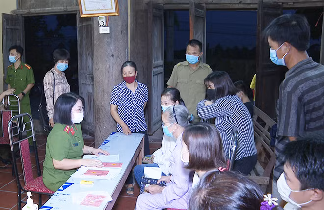 Thiếu tá Nguyễn Thị Lệ Oanh cùng đồng đội thu nhận hồ sơ CCCD tại xã Hồng Lĩnh, huyện Hưng Hà.