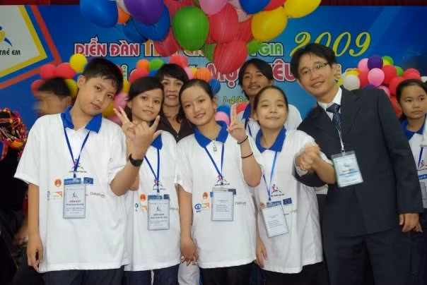 Thạc sĩ Nguyễn Văn Thuận thường xuyên tham gia các hoạt động hỗ trợ trẻ em Việt Nam.