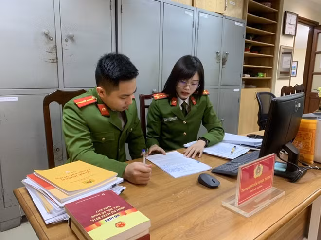 Đại úy Nguyễn Thị Ngọc Thương và đồng đội trao đổi thông tin nghiệp vụ.