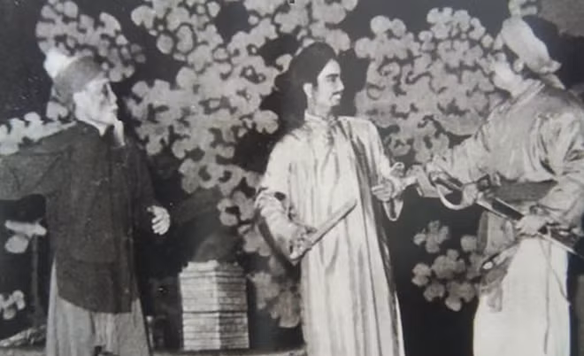 NSND Trần Hạnh (trái) vào vai Nguyễn Trãi trong vở kịch “Lam Sơn tụ nghĩa”.