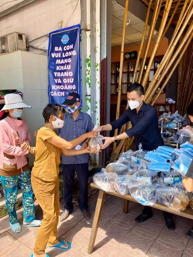 Những suất “cơm 0 đồng”, hỗ trợ người nghèo qua mùa dịch.