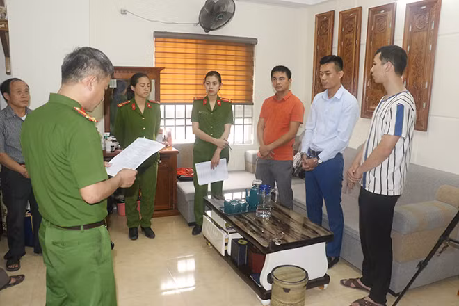 Đọc lệnh khám xét tại nơi ở của Trần Văn Quân.